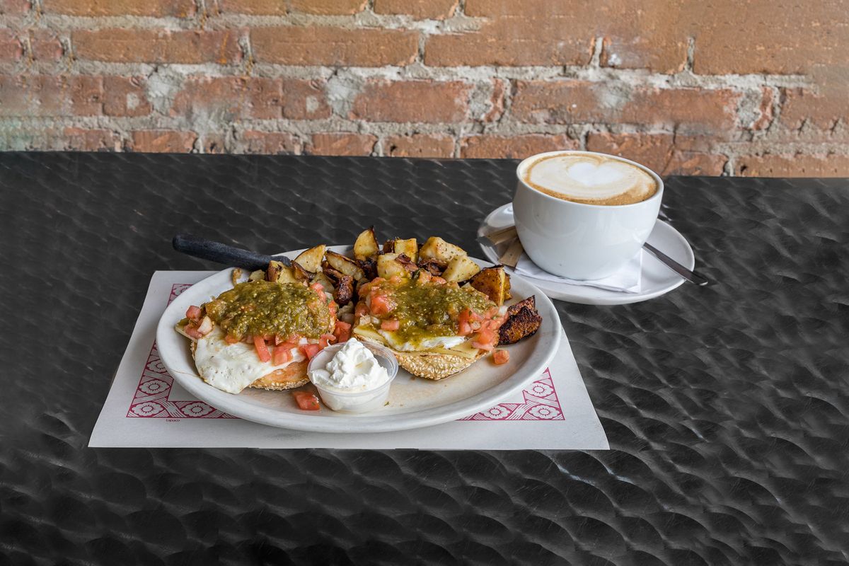 Huevos Rancheros sur bagel avec salsa verde