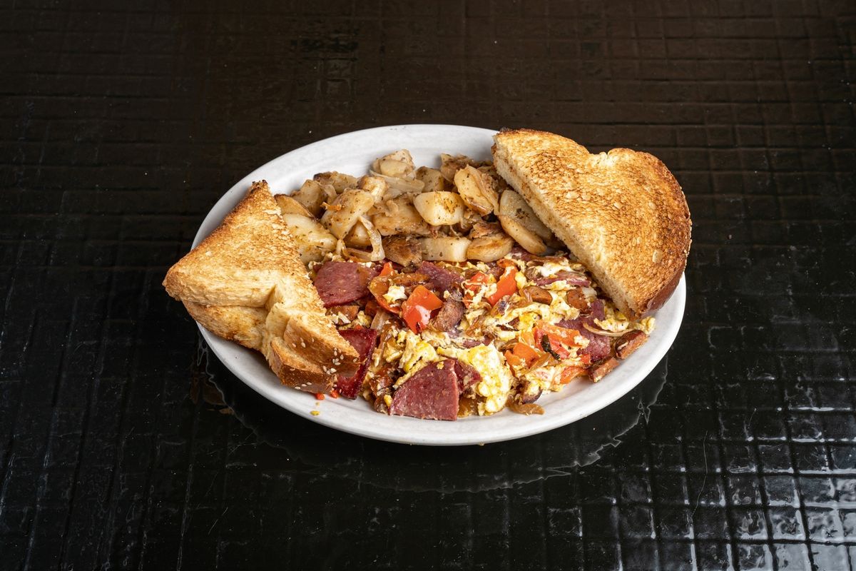 Mont-Royal : oeufs brouillés, salami au boeuf et poivrons